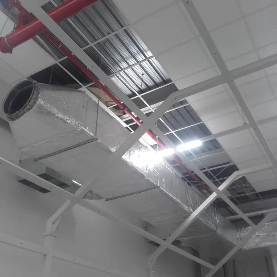 Montaż sufitu podwieszanego z metalową kratownicą i izolowanymi przewodami wentylacyjnymi