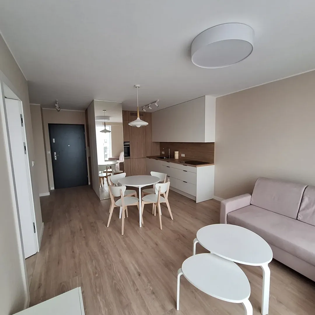 Otwarte wnętrze mieszkania z kuchnią, jadalnią i salonem na drewnianej podłodze – Wykończenia wnętrz