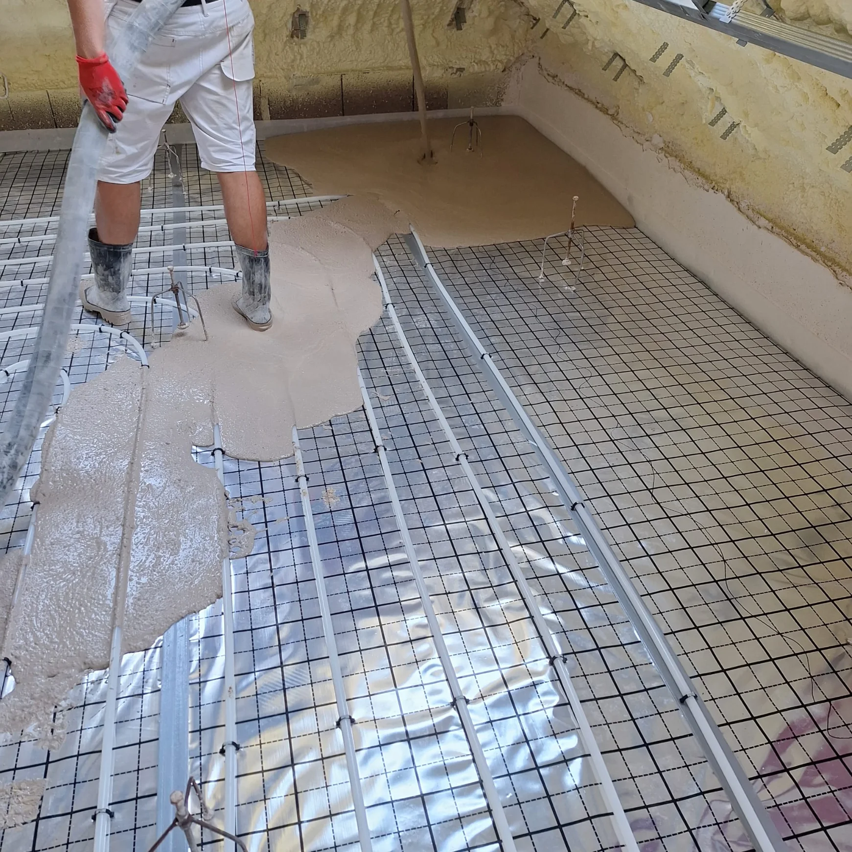 Wylewki anhydrytowe rozlewane na zbrojonym ruszcie z rurami